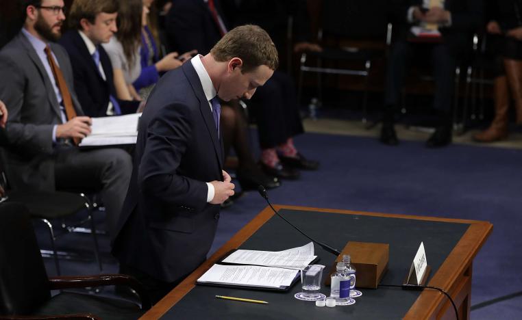 مؤسس فيسبوك مارك زوكربيرغ خلال جلسة استماع بمجلس الشيوخ عقب فضيحة كامبريدج اناليتيكا 