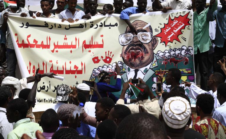 ضحايا نظام البشير عازمون على رؤيته يمثل أمام المحكمة