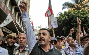 متقاعدو الجيش اللبناني يرفضون المساس بمعاشاتهم وتحميلهم تبعات الوضع المالي السيئ