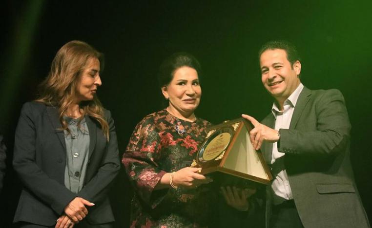 وزير الثقافة د. محمد أبو رمان ووزيرة الإعلام جمانة غنيمات الأردنيان يكرمان سعاد العبدالله (الصورة من صفحة المصور سامي الزعبي على فيسبوك)
