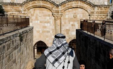  فلسطيني يسير باتجاه البوابة الذهبية في مجمع المسجد الأقصى في مدينة القدس القديمة  