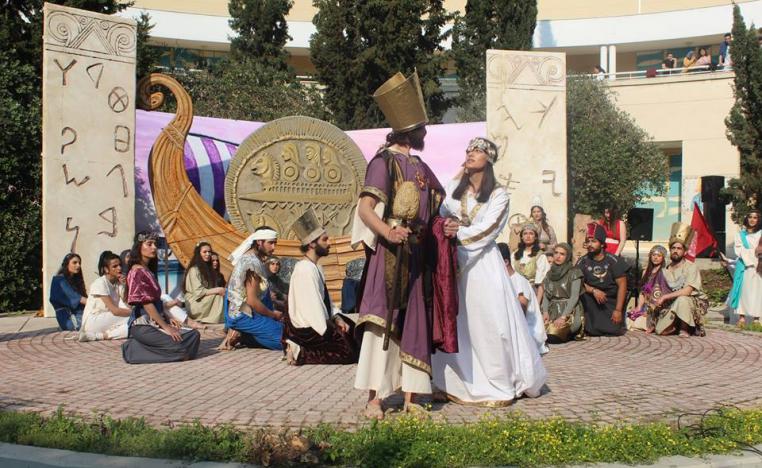 ممثلون من طلاب الجامعة اللبنانية في مسرحية "أسمعك يا فينيقيا" (الصورة من صفحة الجامعة على فيسبوك)