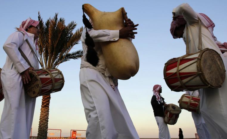 رجال بحرينيون يعزفون الموسيقى الوطنية خلال مهرجان وطني عام 2016