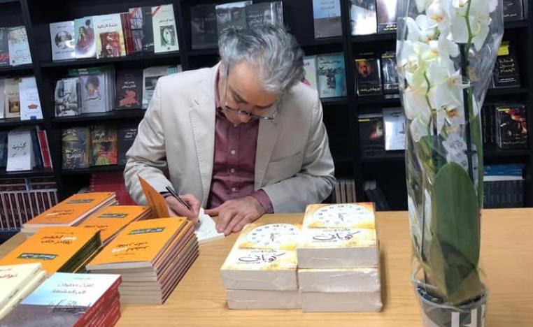 الروائي جان دوست يوقع كتبه في احتفالية ثقافية (الصورة من الصفحة الرسمية للكاتب على فيسبوك)