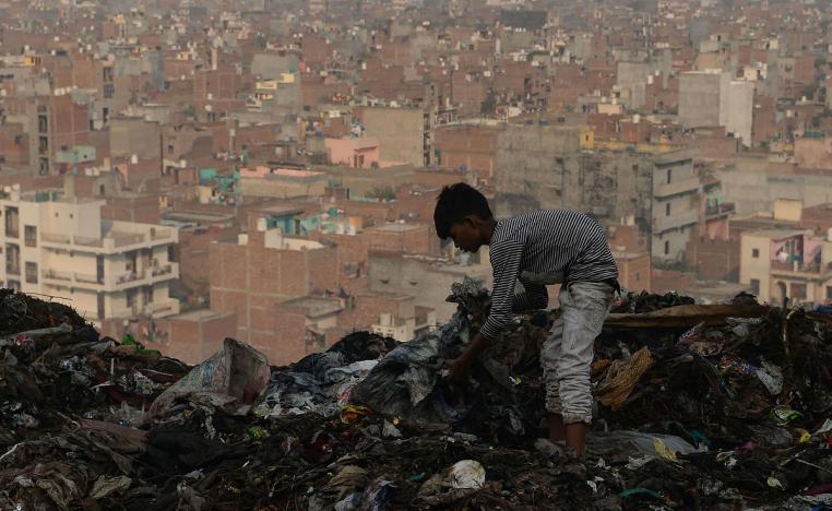 طفل هندي يجمع مواد قابلة للاستخدام من مكب نفايات في نيودلهي