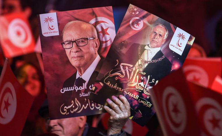 مشاركون في مؤتمر نداء تونس بالحمامات يرفعون صور الزعيم الراحل الحبيب بورقيبة والرئيس التونسي الباجي قائد السبسي