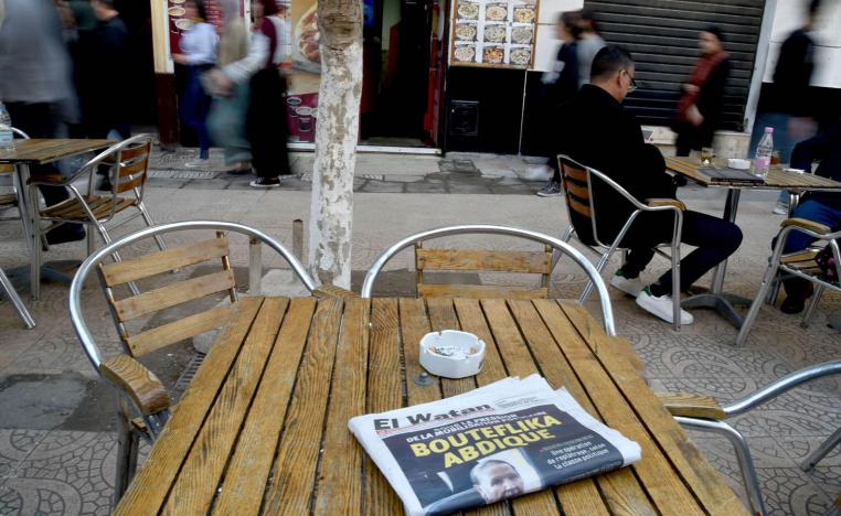 صحيفة جزائرية تحمل خبر استقالة بوتفليقة