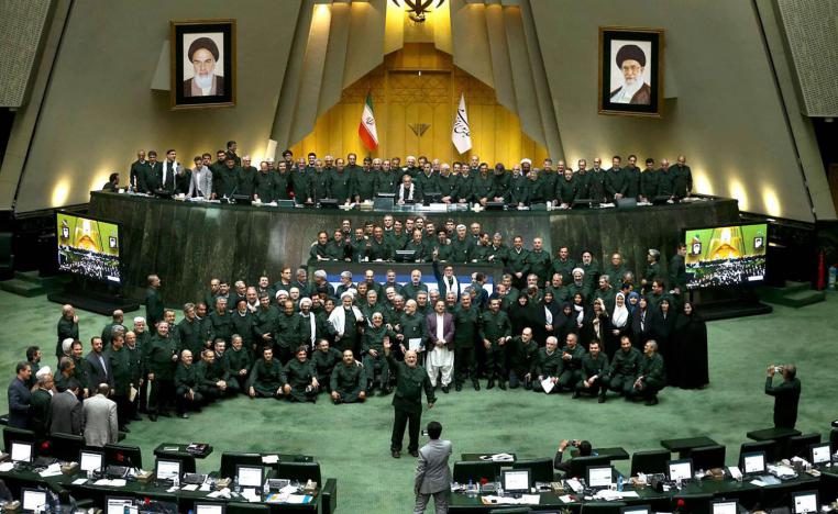 قياديون في الحرس الثوري يحضرون جلسة للبرلمان الإيراني