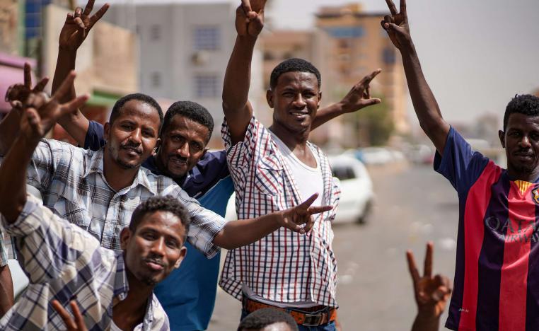 المحتجون يضغطون على الجنرالات