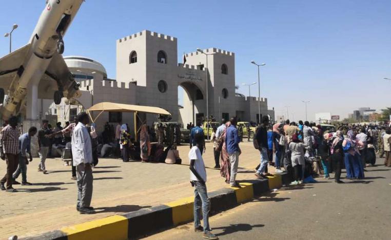 المحتجون على مرأى ومسمع الجنرالات