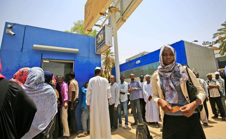 السودانيون في صفوف طويلة امام البنوك