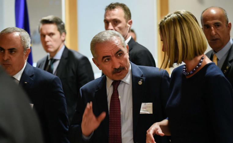 رئيس الوزراء الفلسطيني محمد اشتيه يتحدث مع وزيرة الخارجية في الاتحاد الأوروبي فيديريكا موغيريني 