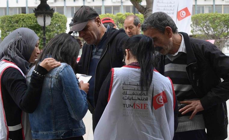 عملية إقناع الكهول بالتسجيل أصعب من الشباب