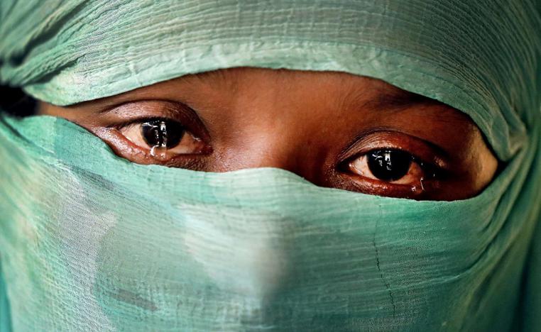فتاة تبكي لتعرضها للاغتصاب على أيدي أفراد القوات المسلحة في ميانمار