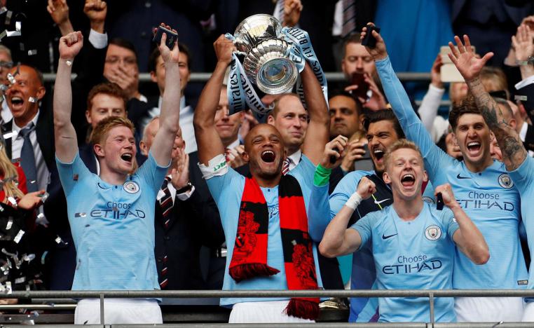  فينسنت كومباني لاعب مانشستر سيتي يرفع الكأس  بعد الفوز بكأس الاتحاد الإنكليزي لكرة القدم 