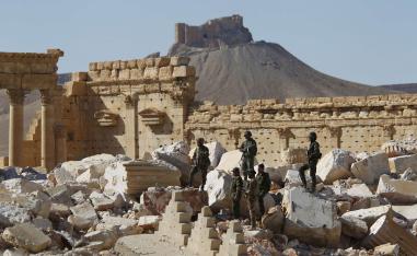 جنود الجيش السوري يقفون على أنقاض معبد بل في مدينة تدمر التاريخية 