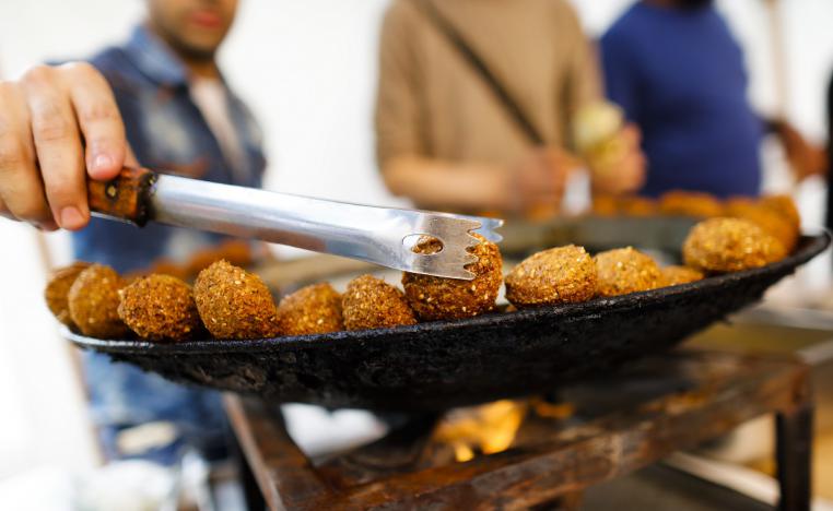 شاب يقلي الفلافل بمطعم في برلين في اول أيام عيد الفطر 2018
