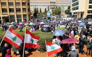 تجمع للبنانيين في بيروت يحتجون على مشروع الميزانية