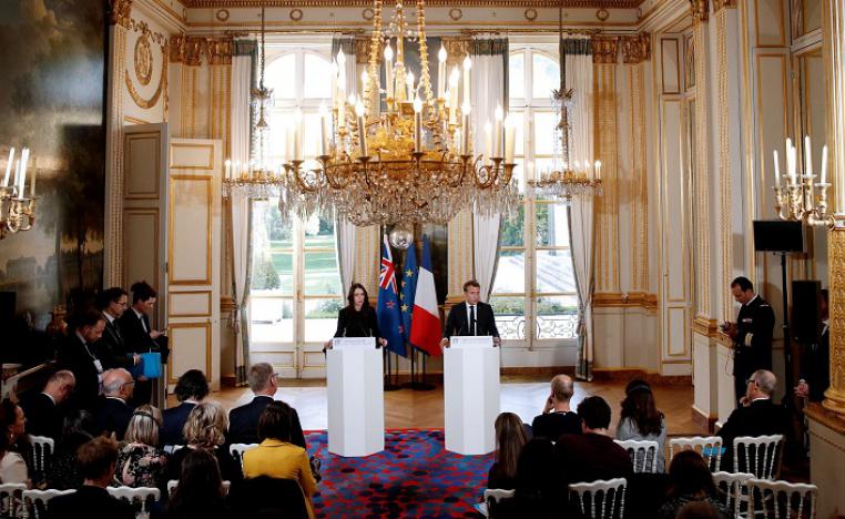 الرئيس الفرنسي ايمانويل ماكرون ورئيسة الوزراء النيوزيلاندية جاسيندا ارديرن 