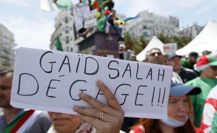 متظاهرون في الجزائر ضد سلطة قائد الجيش أحمد قايد صالح