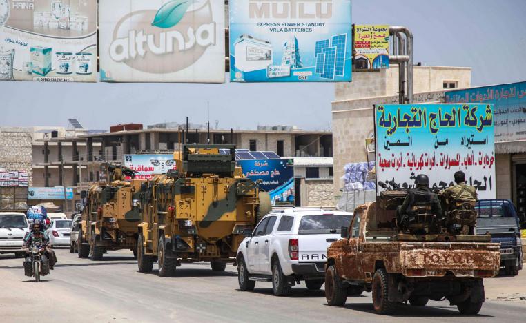 مدرعات تركية في باب الهوى على الحدود مع سوريا