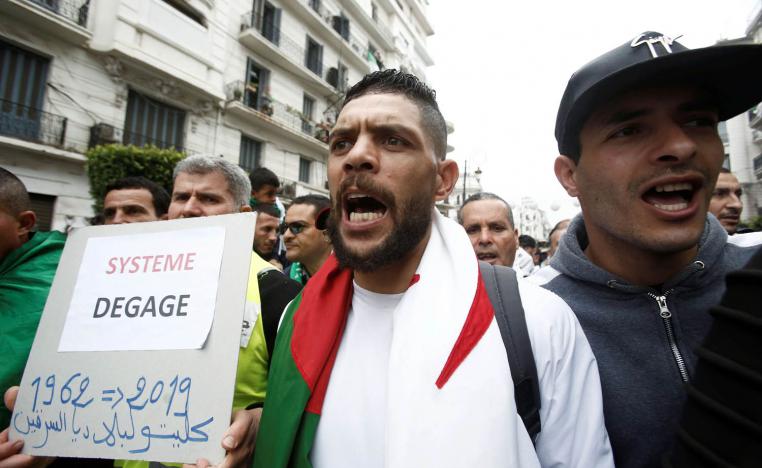 متظاهرون جزائريون يطالبون برحيل النظام وليس الرئيس فقط