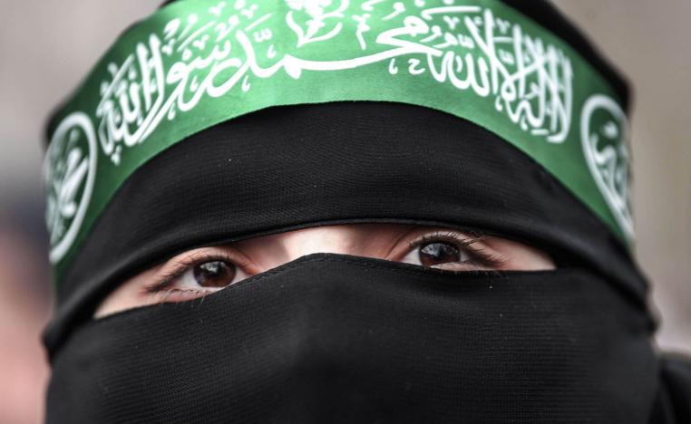 مصرية تتظاهر أمام القنصلية المصرية في اسطنبول