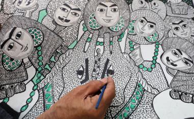 الفنان المصري حسن الشرق يرسم لوحة في المنيا جنوب القاهرة