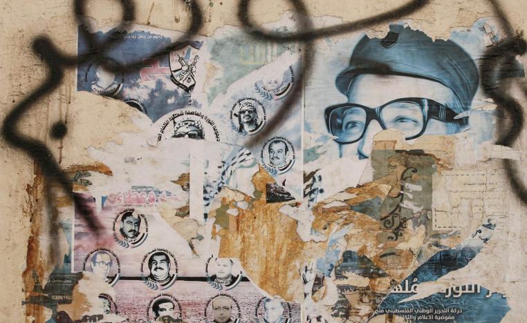 بقايا ملصقات في مخيم فلسطيني في صور