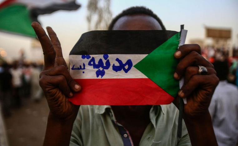 متظاهر سوداني ضد المجلس العسكري في الخرطوم