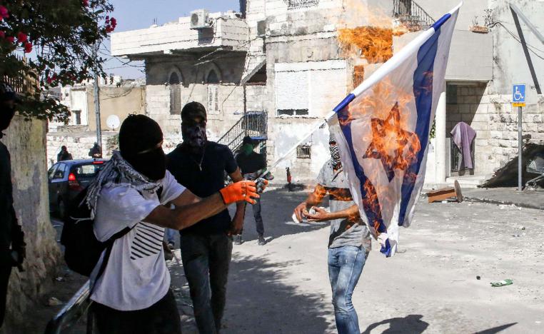 فلسطينيون يحرقون العلم الاسرائيلي