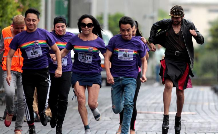 مشاركون في سباق الكعب العالي للاحتجاج لصالح المساواة بين الجنسين 