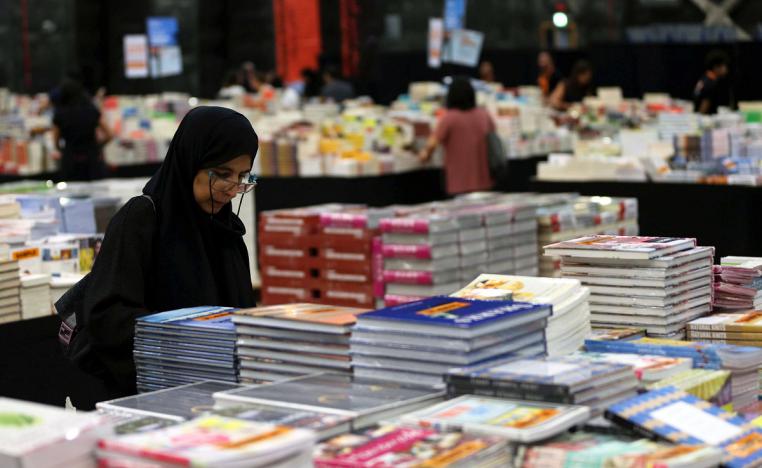 زائرة إماراتية لمعرض "بيغ باد وولف" للكتاب في الامارات