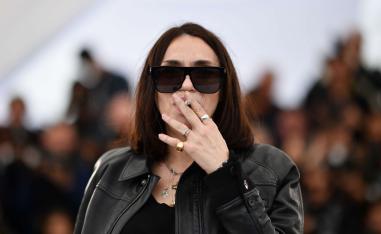 الممثلة الفرنسية بياتريس دال تدخن سيجارة أثناء تصويرها لفيلم  في مهرجان كان السينمائي 