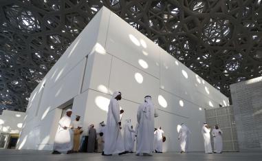 زوار إماراتيون في متحف اللوفر أبوظبي