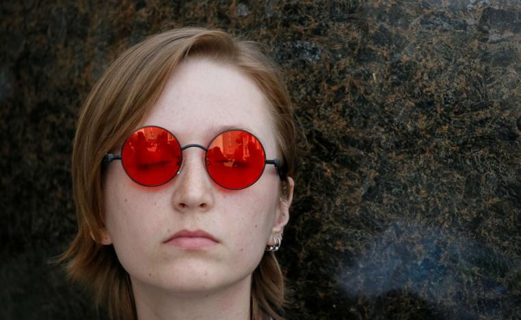 امرأة ترقد في الظل في أحد أيام الصيف الحارة في وسط كييف