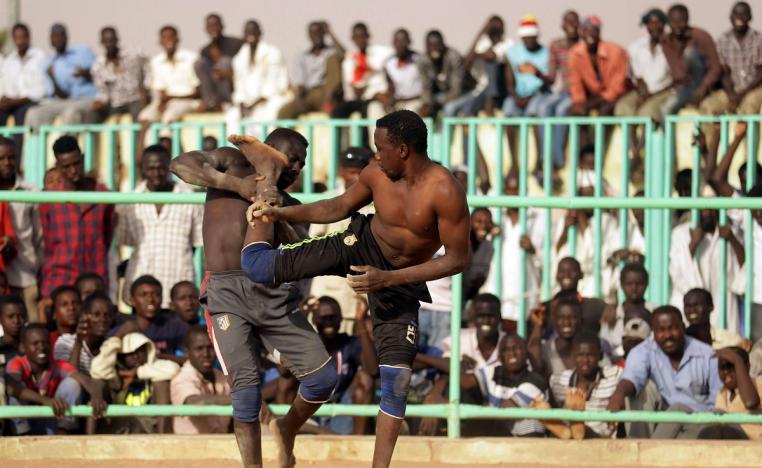 متصارعان سودانيان يتعاركان في حلبة بالخرطوم