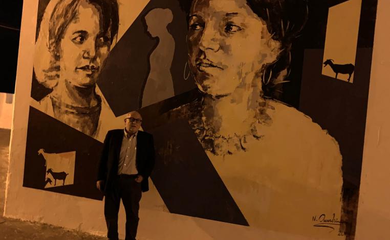 الكاتب خيرالله خيرالله أمام جدارية في أصيلة