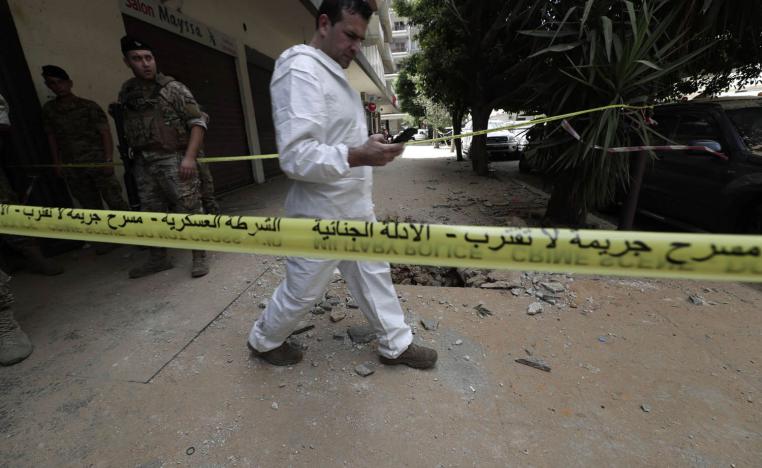 محقق جنائي يرفع الادلة من مسرح الاعتداء في طرابلس