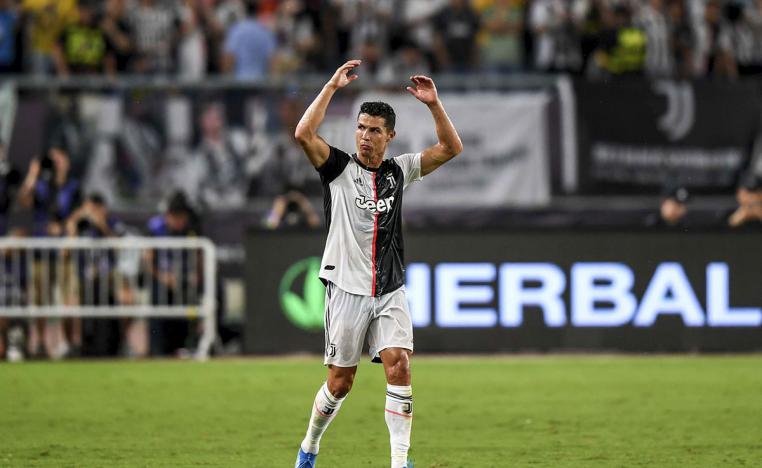 رونالدو يكتفي بتحية الجماهير الكورية دون أن يلعب