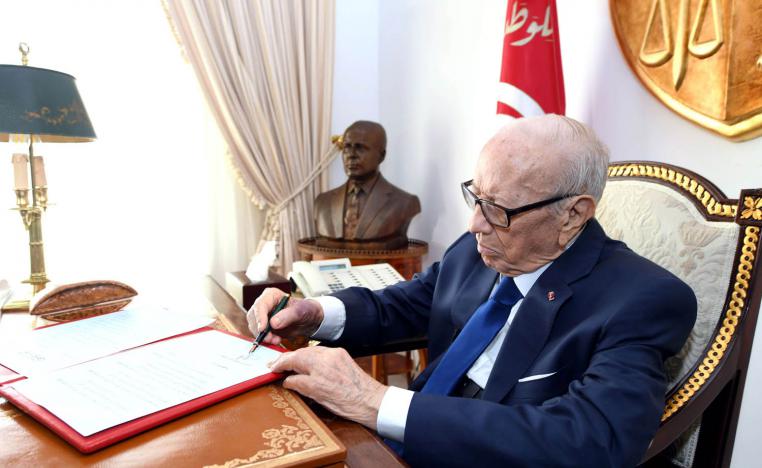 الرئيس التونسي الباجي قائد السبسي في مكتبه الذي يزدان بتمثال الرئيس الراحل الحبيب بورقيبة