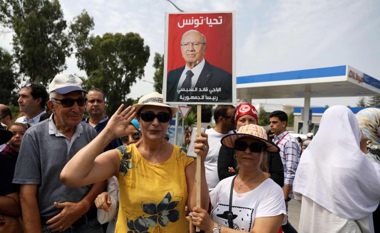 تونسيون يحيون موكب التشييع للرئيس التونسي الراحل الباجي قائد السبسي