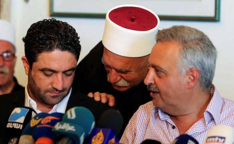 شيخ درزي يتحدث إلى الوزير صالح الغريب بحضور الزعيم الدرزي طلال أرسلان في مؤتمر صحفي في الخالدة