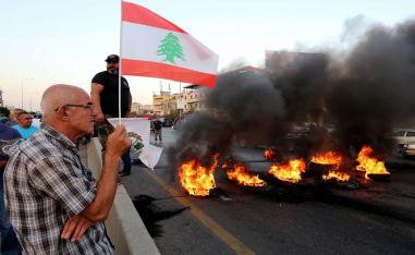 لبنانيون يتظاهرون على فرض ضريبة على رواتب التقاعد للعسكريين