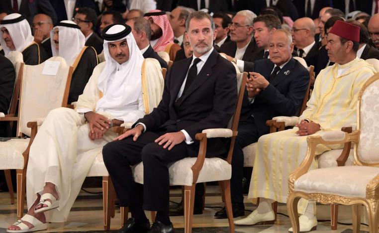 أمير قطر الشيخ تميم بن حمد إلى جانب العاهل الاسباني الملك فيليب في جنازة الرئيس التونسي الراحل الباجي قائد السبسي