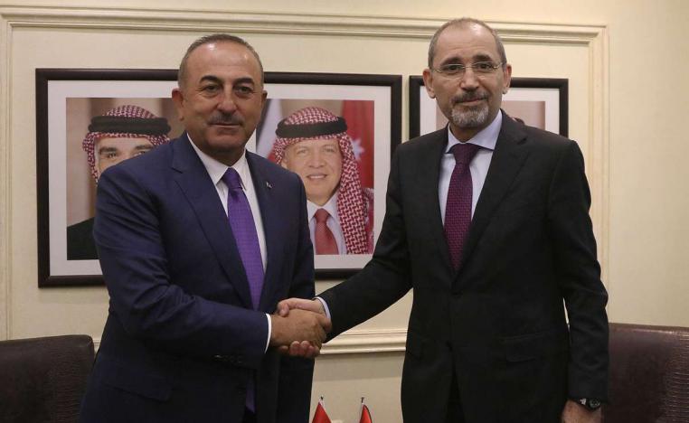 وزير الخارجية التركي مولود جاويش أوغلو مع نظيره الأردني أيمن الصفدي