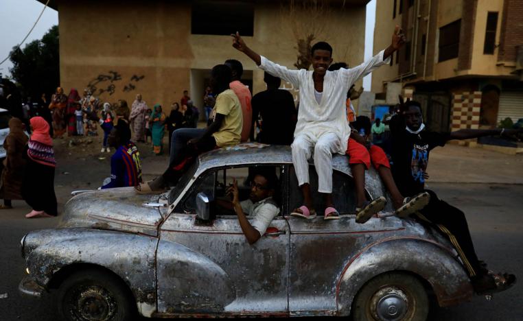سودانيون يشاركون في تظاهرة ضد المجلس العسكري الانتقالي
