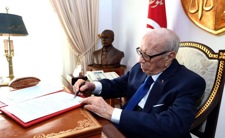 قائد السبسي يرفض التوقيع على القانون