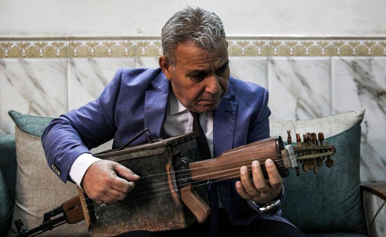 الموسيقي العراقي ماجد عبدالنور يعزف على آلة شبيهة بالعود 