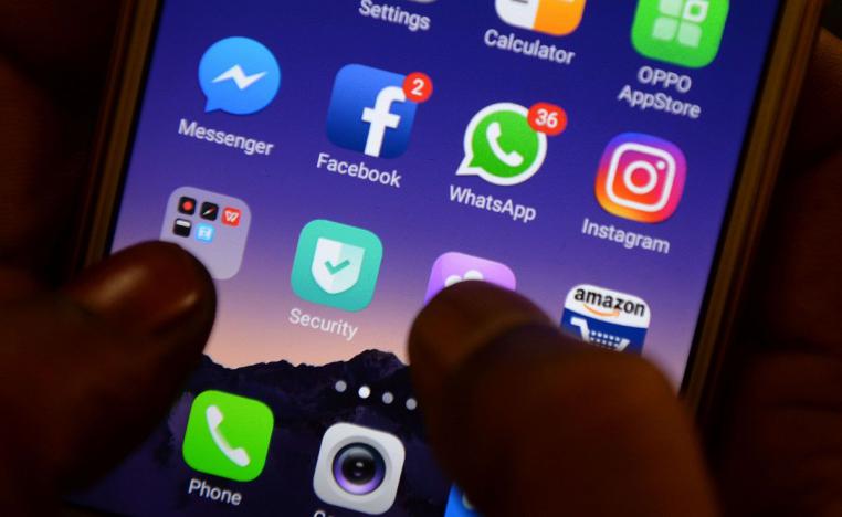 تطبيقات التواصل الاجتماعي تظهر على شاشة هاتف 